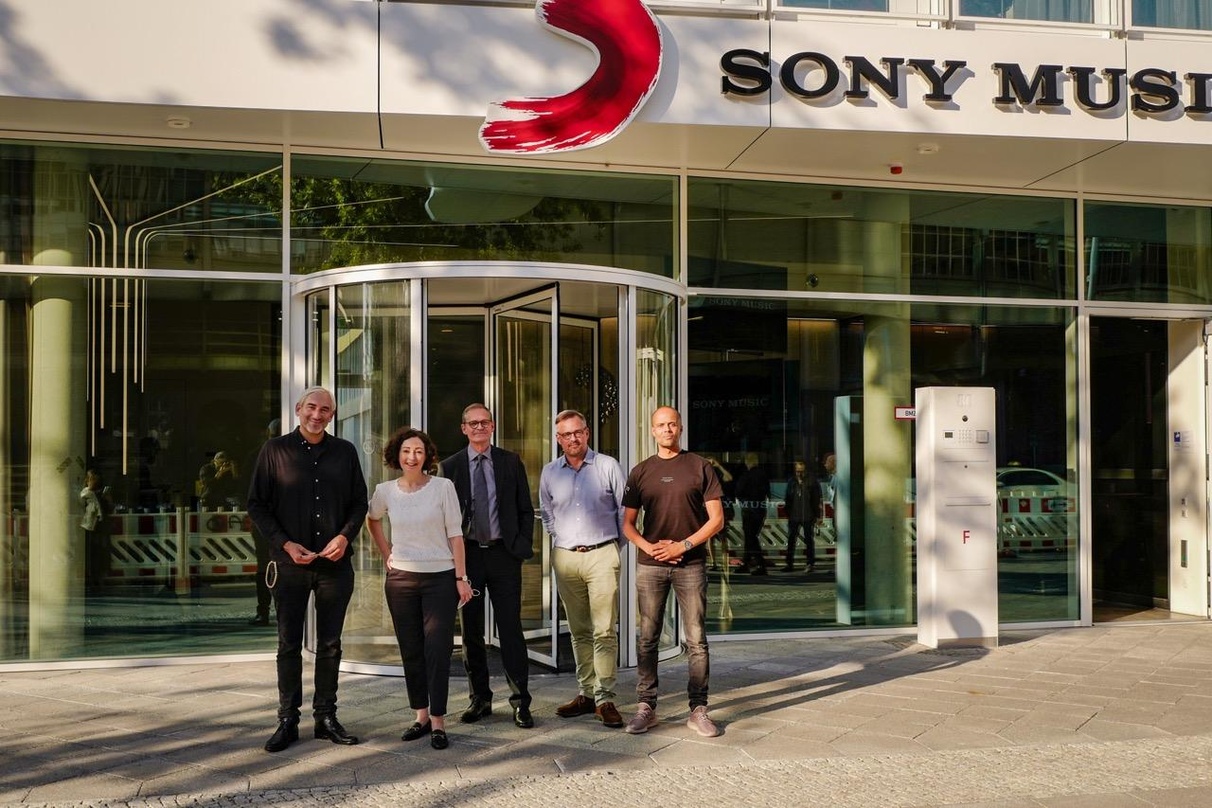 Vor dem Sony-Music-Gebäude in Berlin (von links): Daniel Lieberberg, Ramona Pop, Michael Müller, Philipp von Esebeck (CFO & Senior Vice President Business Strategy Division GSA Sony Music)...
