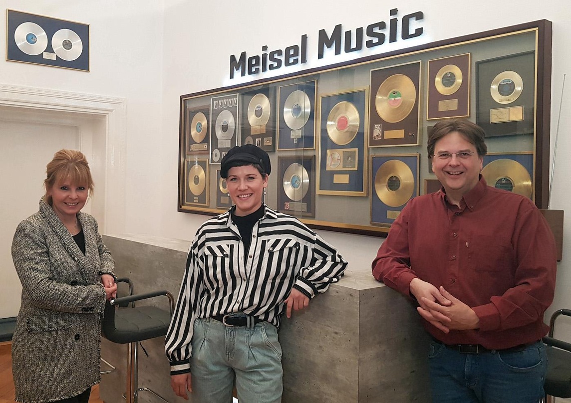 Besiegelten die Zusammenarbeit (von links): Kirsten Meisel (Geschäftsführerin Lucile-Meisel & Meisel Musikverlage), Franziska Wiese und Marcus Zander (Verlagsleiter Lucile-Meisel)