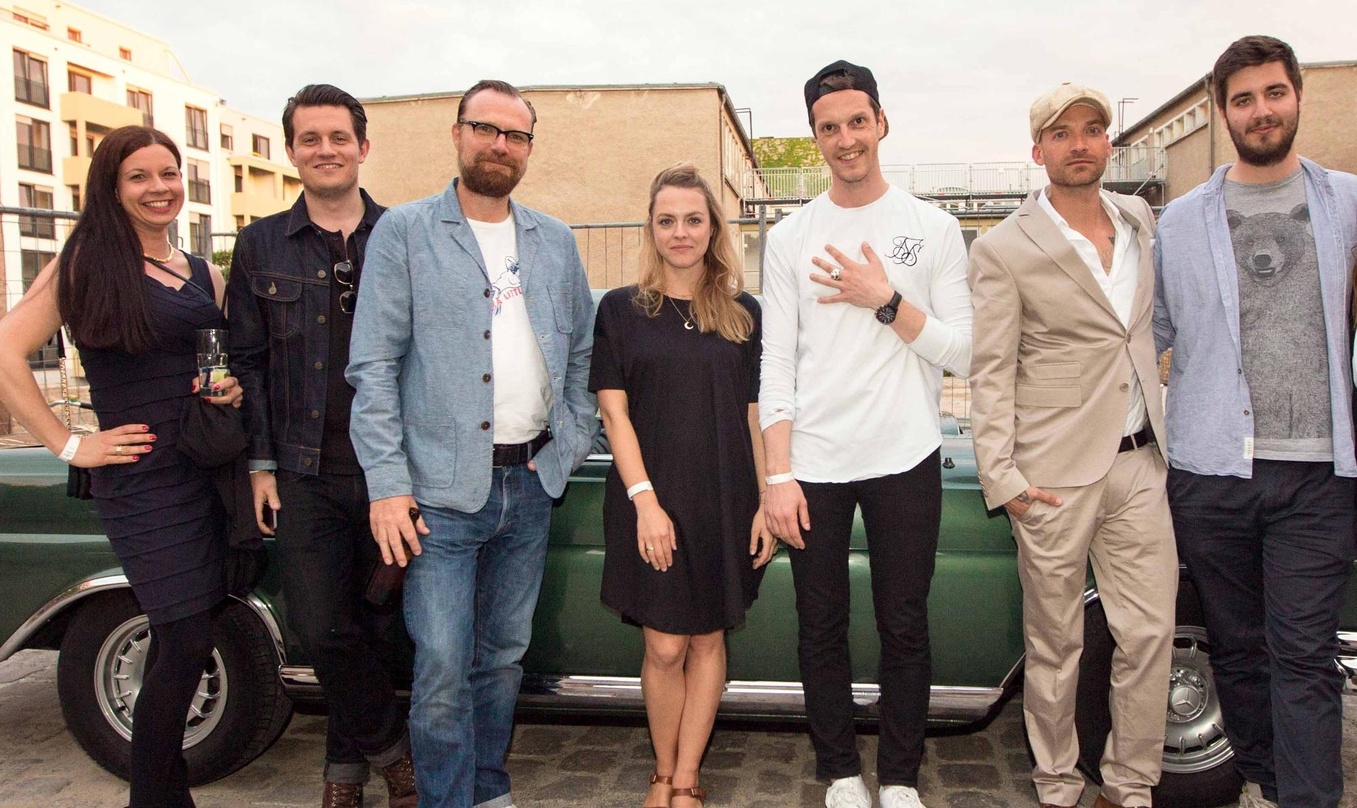 Besiegelten die Partnerschaft (von links): Bee Westmeyer (Management Ron Flieger), Thomas Vidovic (UMP), Markus Wenzel (UMP), Helena Trierscheid (UMP), Ron Flieger, Ingo Heinzmann (UMP) un...