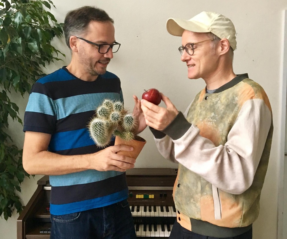 Tauschten Freundlichkeiten aus: Gunther Buskies (Geschäftsführer Tapete Records, links) und PeterLicht, beim Signing, in Köln