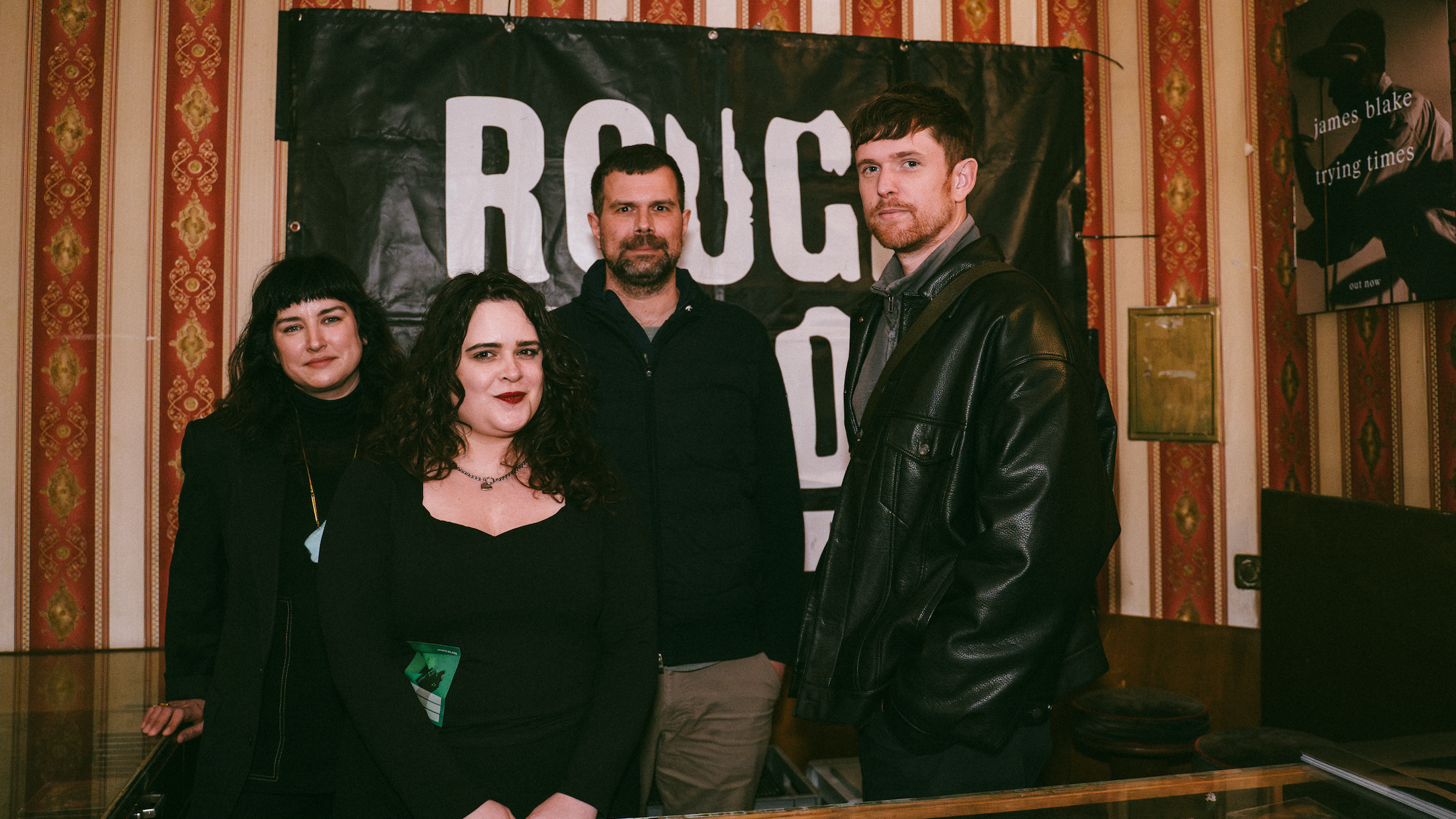a5594980 5359 4490 a50a 3d36aaa338c6 Hatten zum Album-Launch von "Trying Times" für Berlin ganz besondere Pakete samt Tonträgern und Tickets für Out-of-Store Events im Angebot (von links): Helen McDonnell (Head of Buying Roug...