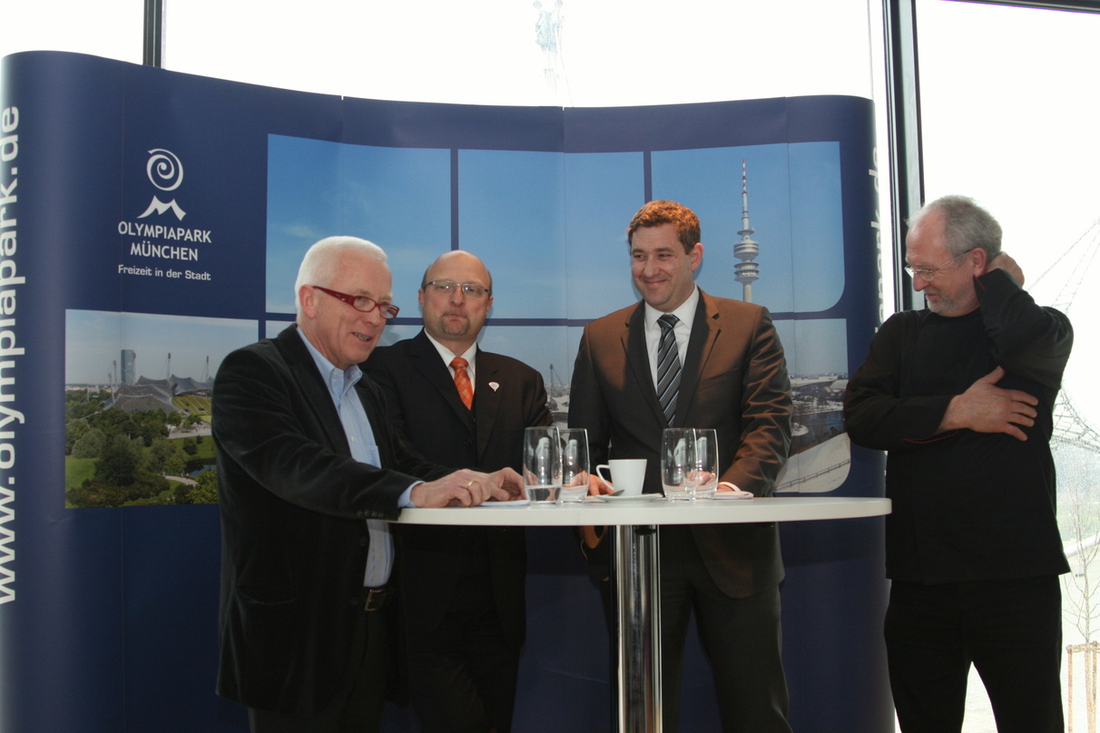 Hoben programmatische und gastronomische Vorzüge des Olympiaparks hervor: (v.l.n.r.) Arno Hartung (Leiter Kommunikation Olympiapark München), Olympiapark-Chef Ralph Huber, Andreas Roth (Be...