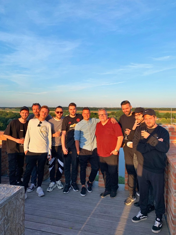a57af10d73c8931b6a59ccabf06575c0bccd8b3f769b1f3b09539c3d0c870ea3 Beim Songwriting Camp (von links): Tom Hengelbrock , Kai Oliver Krug, Yanek Stärk, Greckoe, Young Piano, Alexander Knappe, Mark Smith, Robin Haefs, Elias Hadjeus und Philipp Klemz