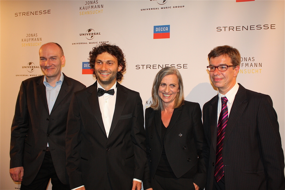 Genossen den Abend (v.l.n.r.): Paul Moseley (General Manager Decca), Jonas Kaufmann, Sponsoring-Partnerin Gabriele Strehle (Strenesse) und Christian Kellersmann