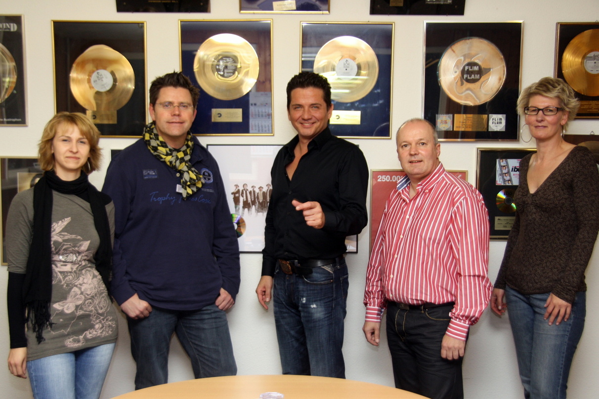 Bei der Vertragsunterzeichnung (von links): Sandra Kalwellis (Promotion da Music), Frank Haberland (Promotion/A&R da music), Michael Morgan, Friedhelm Freibeuter (Management Michael Morgan...