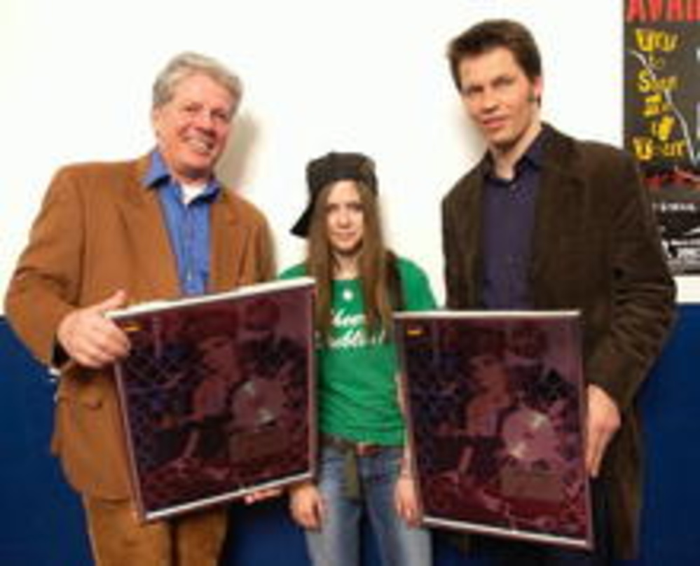 Stolz über Platin in Deutschland: (v.l.n.r.) Thomas M. Stein, Avril Lavigne und Frank Briegmann