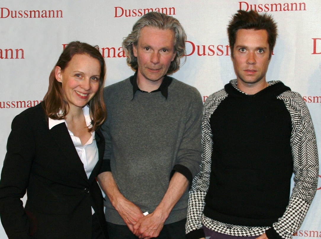 Begrüßten Rufus Wainwright (r.) bei Dussmann: KulturKaufhaus-Geschäftsführerin Julia Claren und Hannes Kraus (Hauptabteilungsleiter Musik/Film)