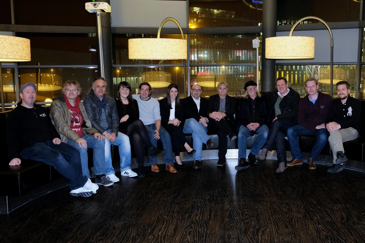 Vor der Kinopremiere (von links): Holger Koch (CEO Flying Dolphin), Stephan Burmeister (Promoter Flying Dolphin), Markus Müller (CEO m2 mediaconsulting), Isabelle Albrecht (Senior Product ...
