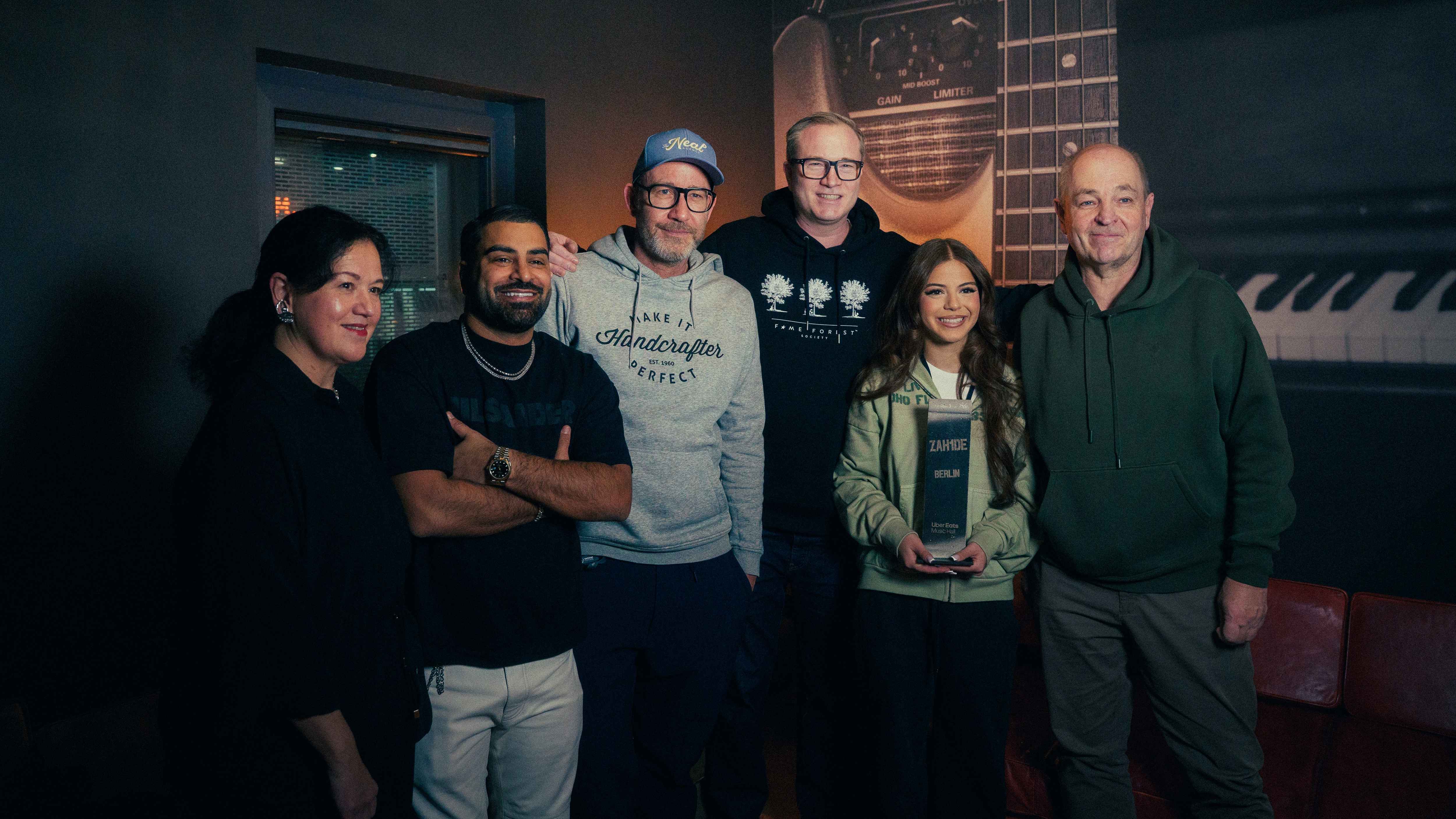 Posierren stolz mit dem Sold-Out-Award (von links): Viviane Kube (Geschäftsführerin Semmel Concerts), Serdar Bogatekin (Management Zah1de), Kai Heimberg (Semmel Concerts), Dirk Dreyer (Gen...