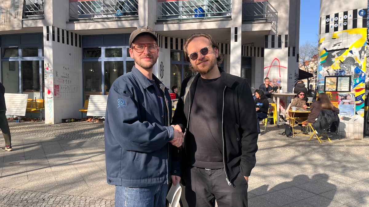 a5e36724 cac6 4d8a b4e8 ecbeaf2b100d Besiegelten ihre Partnerschaft mit einem Handschlag-Deal: Jannis Burkardt (links, Höme) und Christian Ordon (LiveKomm).