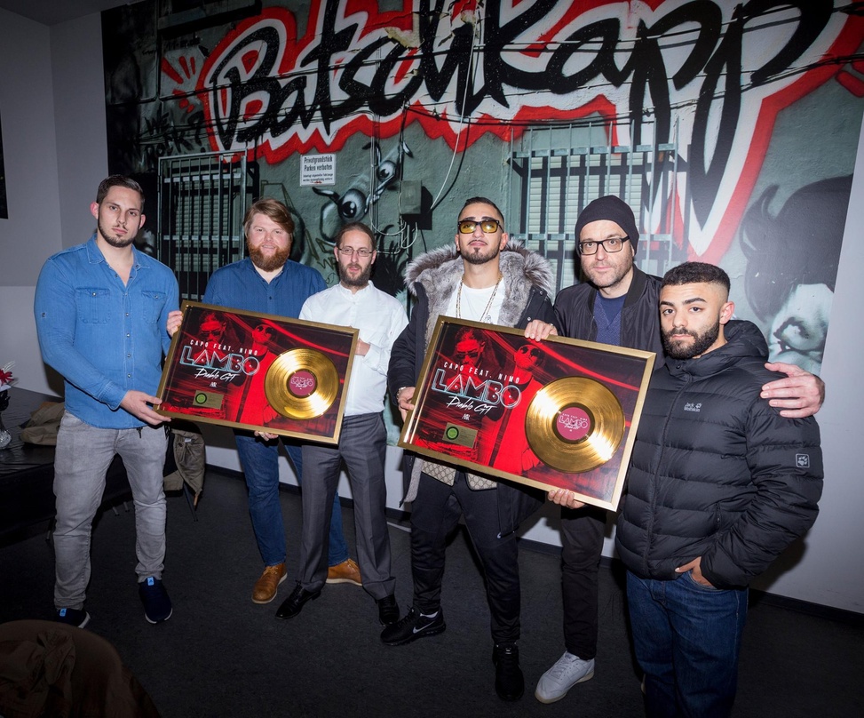 Bei der Gold-Übergabe in Frankfurt (von links): Ben Mitha (Geschäftsführer Karsten Jahnke Konzertdirektion), Andreas Weitkämper (Director Domestic Frontline Warner Music), Claude Leyer (Le...