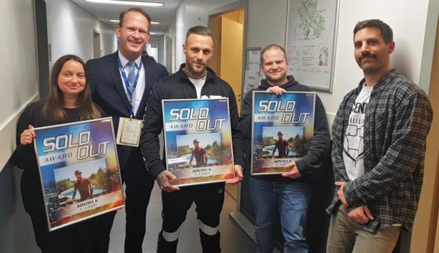 Bei der Ehrung in Köln: Kontra K (Mitte) und seine Gratulanten