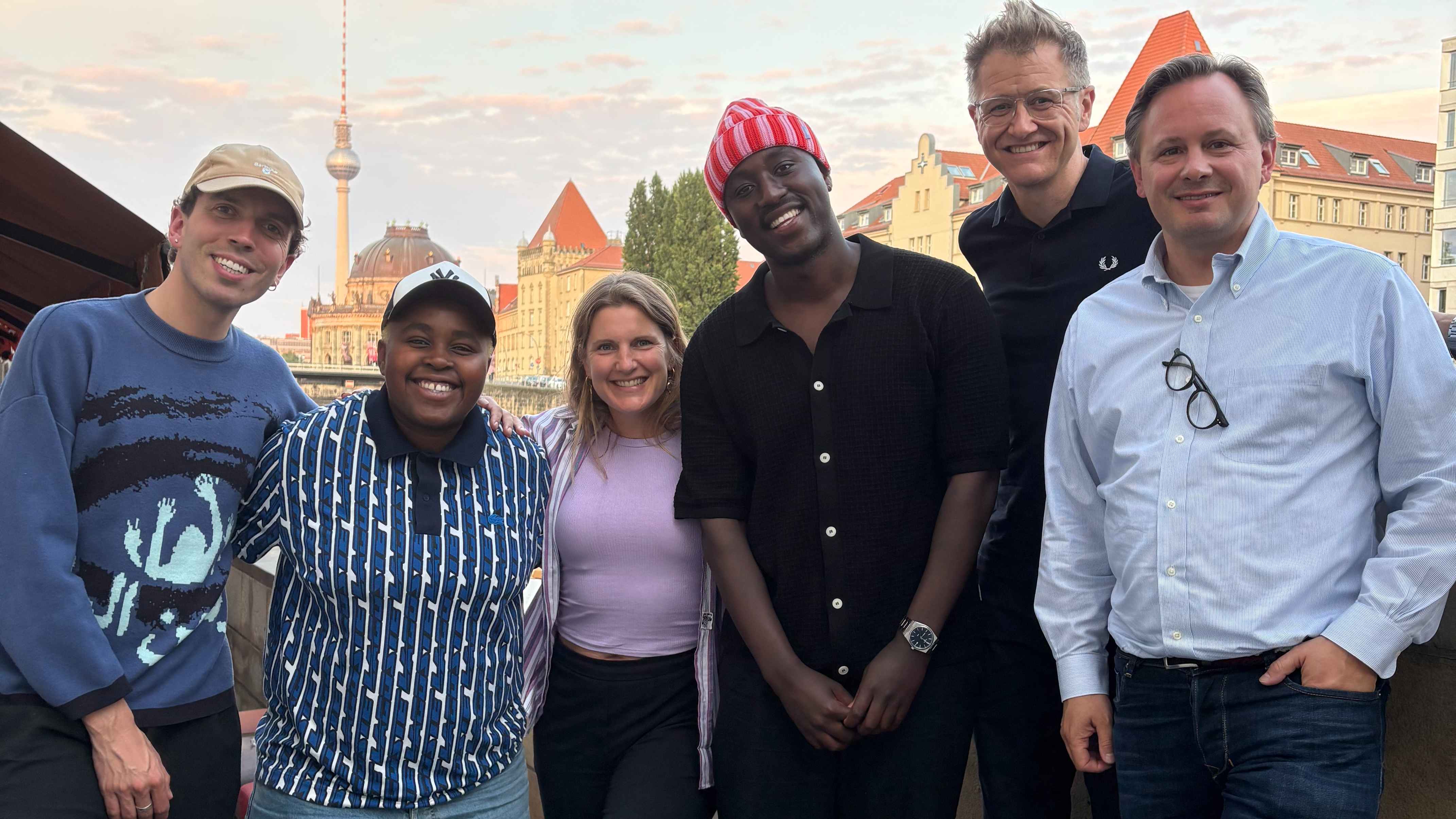 Machten den Deal in der Berliner Abendsonne fix (von links): Lukas Menke (Management), Queen Mahoro, Sarah Schneider (Head of A&R Peermusic), Jonny Mahoro, Asterix Westphal (Rechtsanwalt) ...