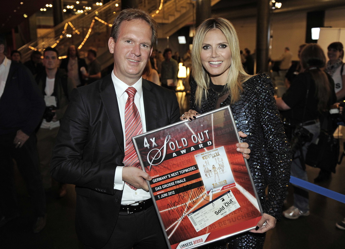 Bei der Übergabe: Stefan Löcher traf Heidi Klum