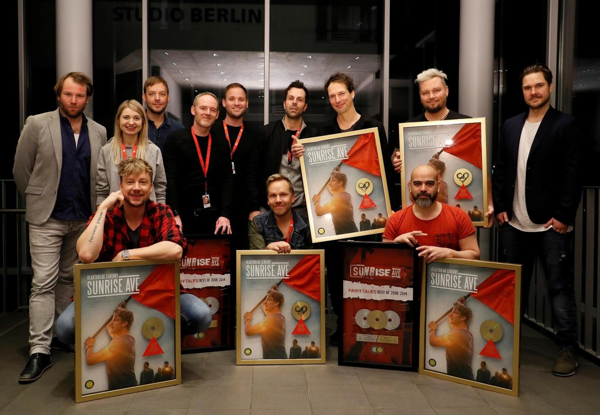 Bei der Preisverleihung (hinten, von links): Benjamin Wahlert (Head Of Special Projects Universal Domestic/Polydor Island), Charlotten Ehrenwerth (Marketing Assistant Universal Domestic/Po...