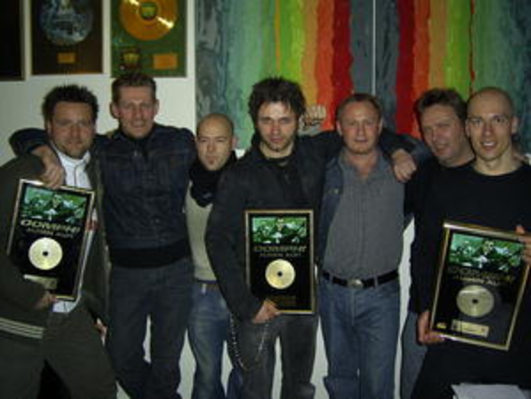 Feierten Gold (v.l.n.r.): Manager {mlbipers.6306.Björn Gralla|U|T}, Crap (Oomph!), {mlbipers.21544.Markus Balk|U|T} (A&R Manager Gun), Dero (Oomph!), Wolfgang Funk, {mlbipers.11332.Arno Ha...