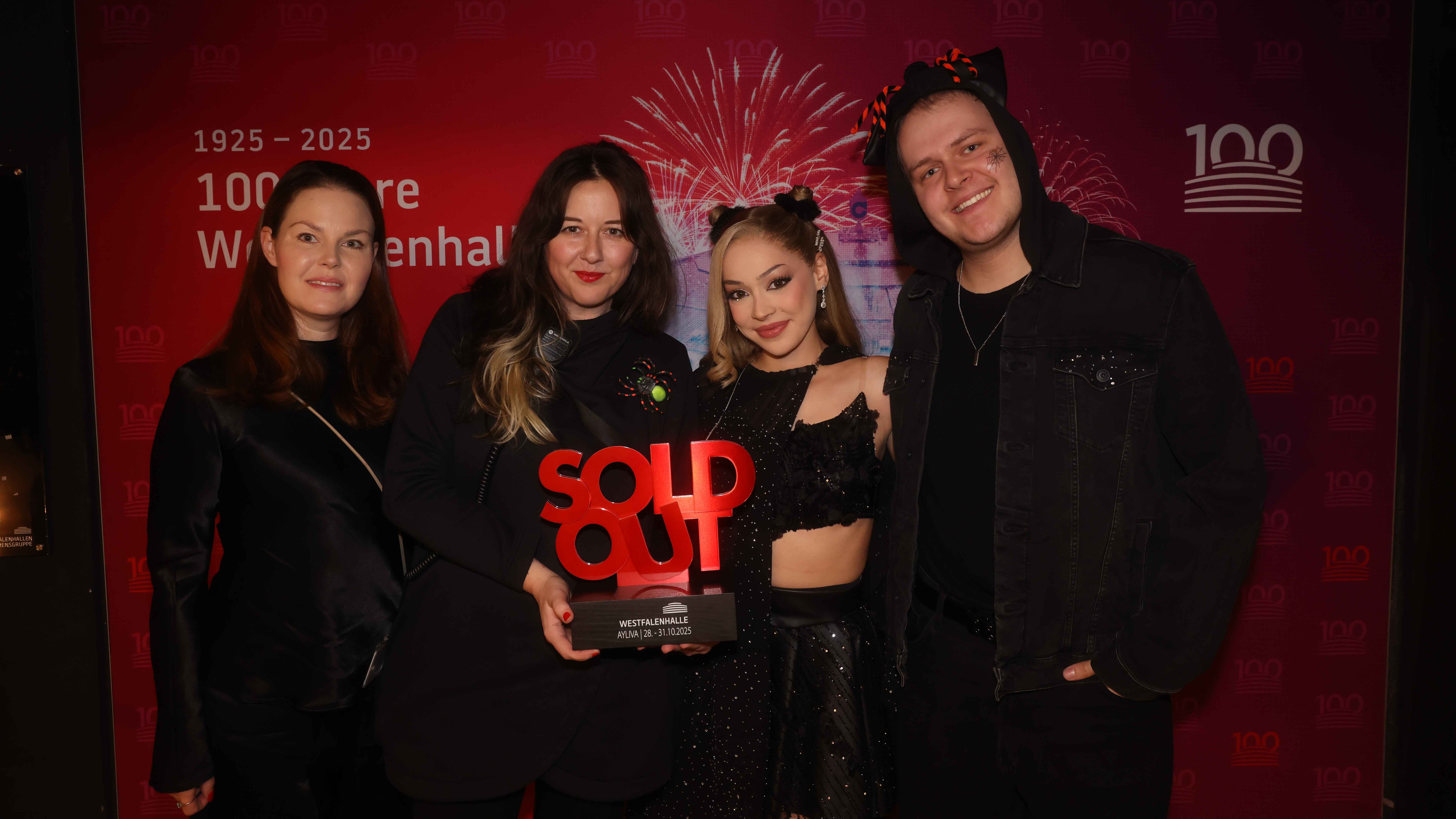 a64fdbc8 61b4 40b7 aba4 024267b96071 Bei der Award-Übergabe (von links): Eileen Nortey (Phoenix Production), Viktoria Rosenmüller (Westfalenhalle), Ayliva und Leon Rothkopf (Musical Director).