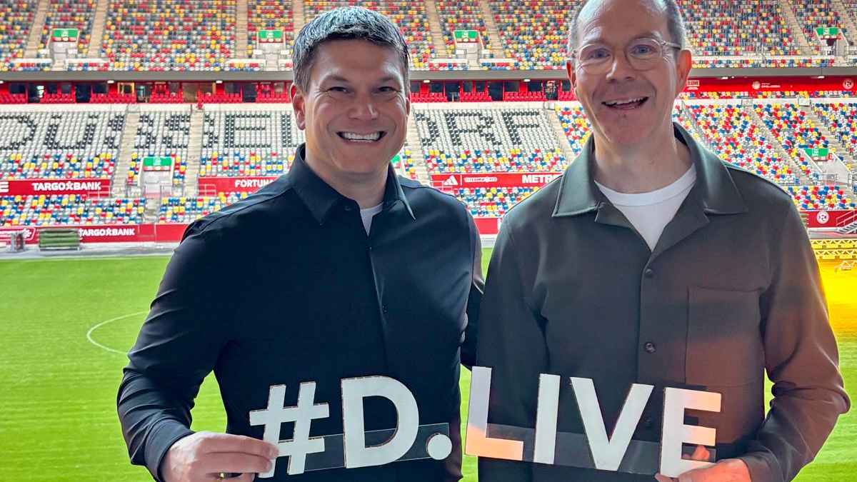 Tragen den Hashtag auf Händen: Christian Poschmann (Executive Director Corporate Events D.Live und General Manager Rheinterrasse Düsseldorf, links) mit Marco Dröge (Director Sales Corporat...