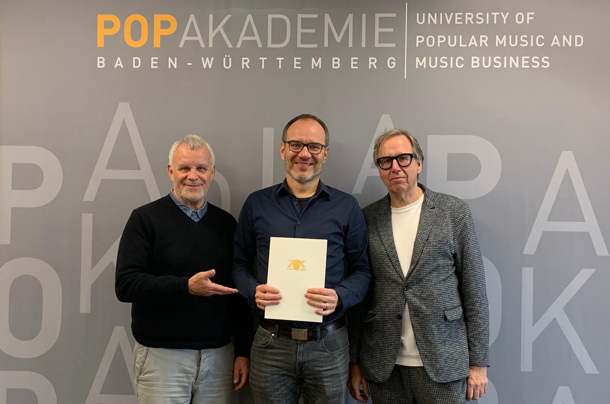 Drei Professoren (von links): Hubert Wandjo, Frank Fenslau mit seiner Ernennungsurkunde und Udo Dahmen