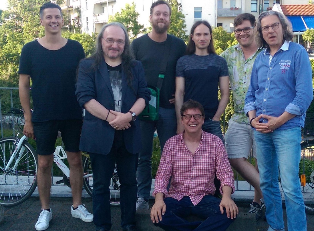 Trafen sich in Leipzig (stehend, von links): Alex Warnke, Christian Nóvé, Fabian Schütze, Rajk Barthel, Konrad Schöpe und Peter Gesang sowie (vorn) Jörg Heidemann