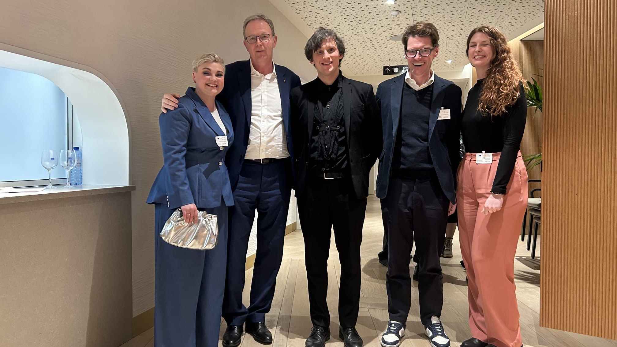 Reisten in die belgische Hauptstadt (von links): Songwriterin Ela., Axel Voss (MEP, CDU), Musiker Ludwig Wright, Tobias Holzmüller (CEO GEMA und Mitglied im GESAC-Board) sowie Rebecca Reiß...