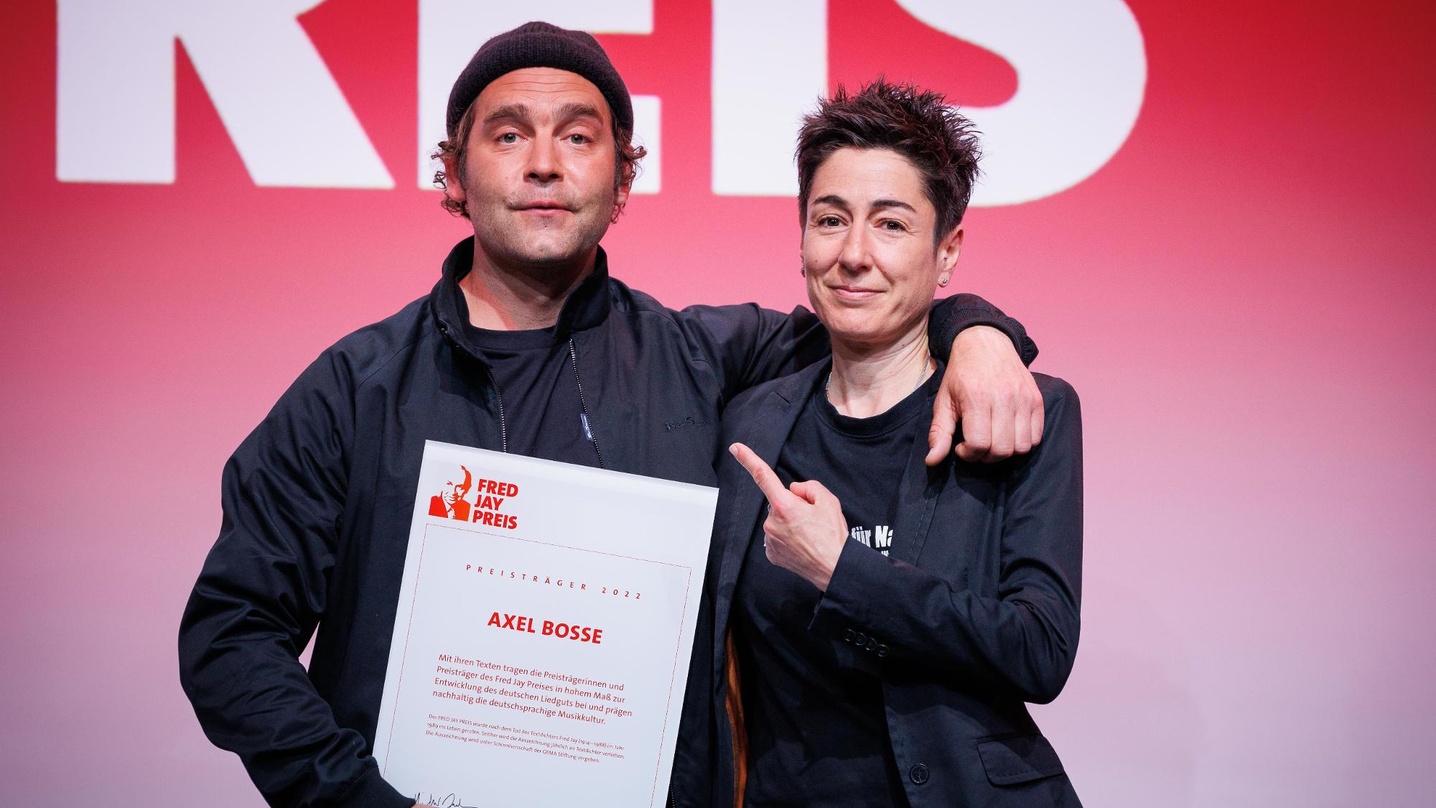 So sah es bei der Verleihung 2022 aus: Preisträger Axel Bosse mit Laudatorin Dunja Hayali