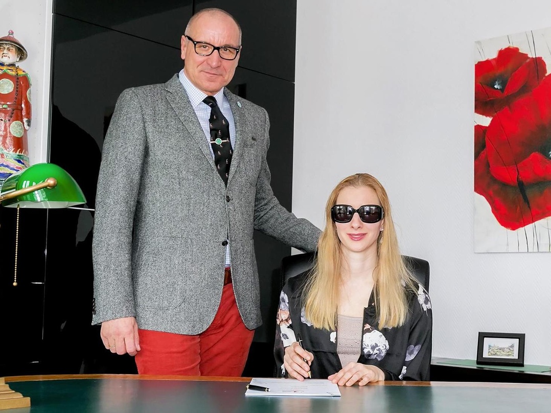 Unterzeichneten den neuen Vertrag: Heinz Gross (Personal & Business Affairs Manager Joint Venture Artists) und Joana Zimmer