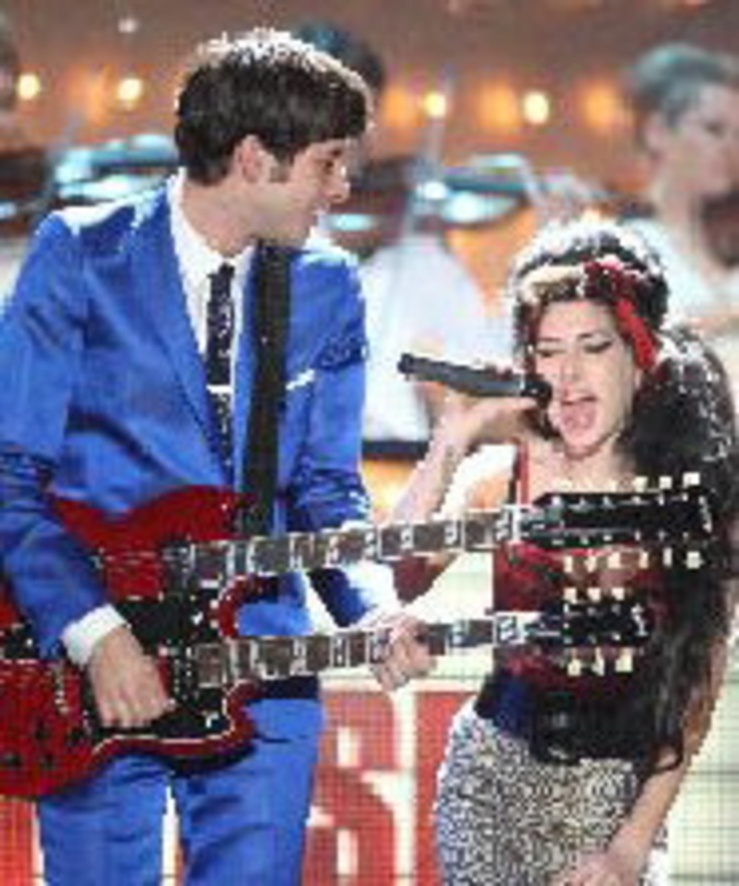Auf der Bühne der Brits: Amy Winehouse mit Mark Ronson