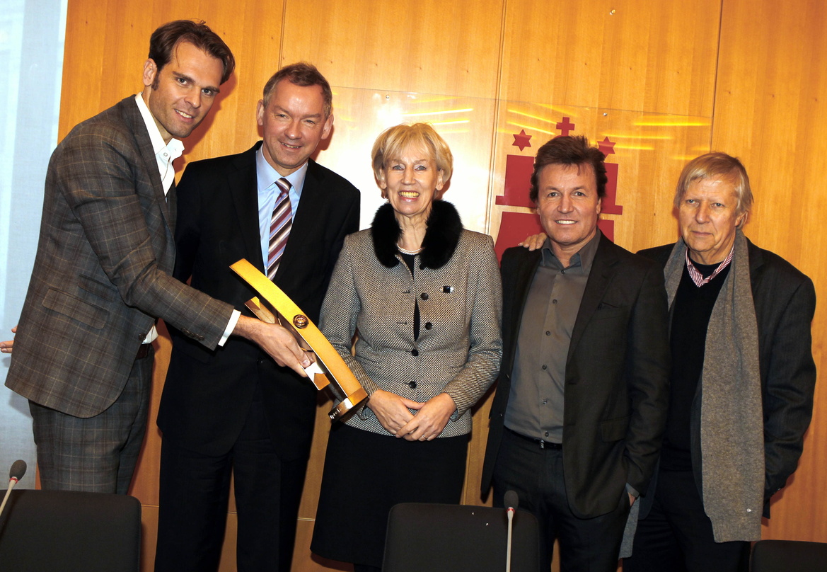 Holen den Echo Jazz 2013 erstmals nach Hamburg (von links): Florian Drücke (BVMI), NDR-Intendant Lutz Marmor, Kultursenatorin Barbara Kisseler, Bernd Dopp (Warner Music) und Karsten Jahnke...