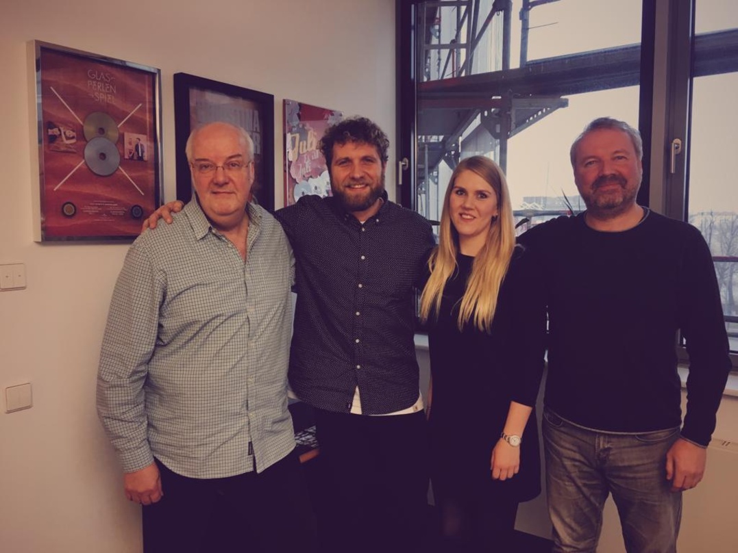 Bei der Vertragsunterzeichnung (von links): Michael Bisping (a.s.s. concerts & promotion), Pete Stöcklin (Otto Normal), Sjamke Meyer (a.s.s. concerts & promotion) und Siebeth Darm (Mijo Di...