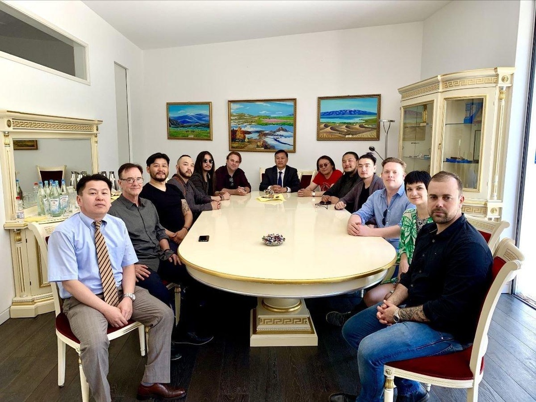 Gruppenbild in der Botschaft: The Hu mit Partnern und dem mongolischen Botschafter (Mitte)
