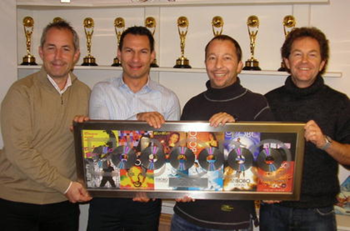 Freuen sich über die Auszeichnung: DJ BoBo und sein Schweizer Vertriebsteam