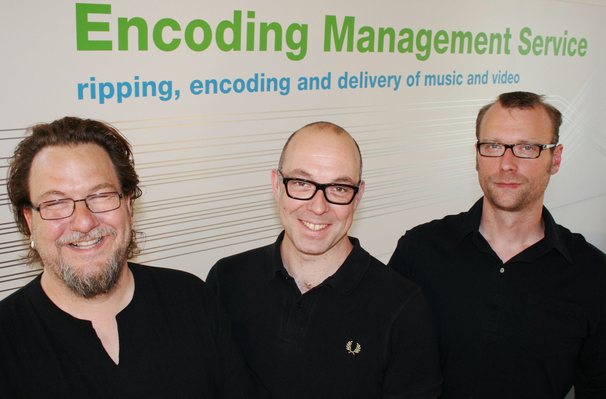 Können !K7 als neuen Kunden bei EMS begrüßen (v.l.n.r.): Alexander Maiwald (Head of Operations) mit den EMS-Geschäftsführern Marc Radermacher und Irmin Wiechmann