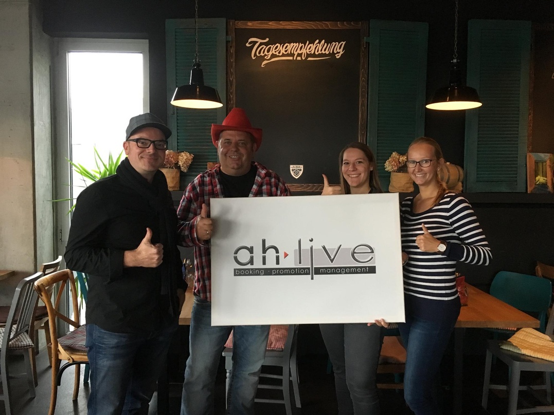 Bei der Vertragsunterzeichnung (von links): Michael Menges (ah-Live), Markus Becker, Stefanie Schuler und Laura Sturm (beide ah-Live)