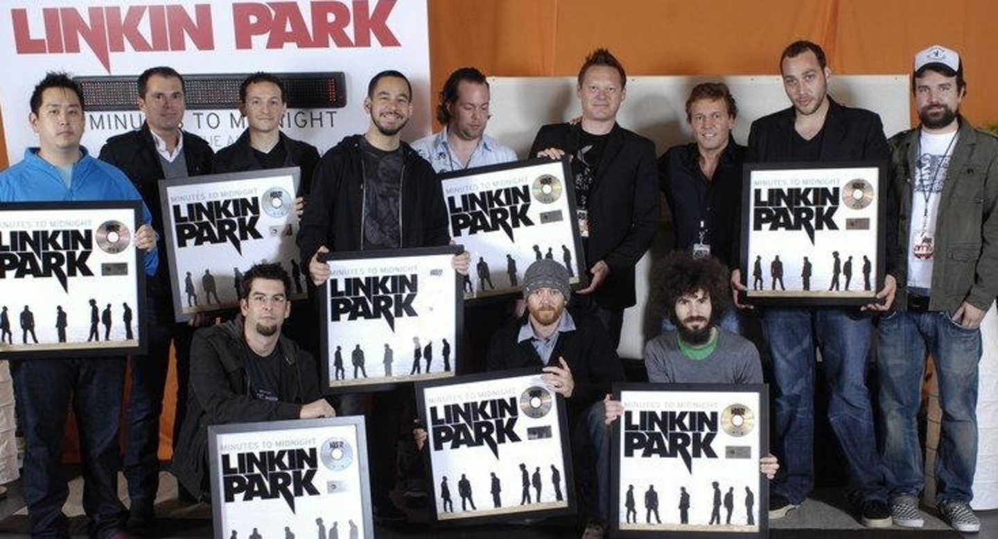 Ausgezeichnet: Linkin Park und das Warner-Team||Mit dabei (hinten, v.l.n.r.): Joseph Hahn, Marcus Friedheim, Chester Bennington, Michael Shinoda, Fabian Drebes, Michael Brycz, Warner-Chef ...