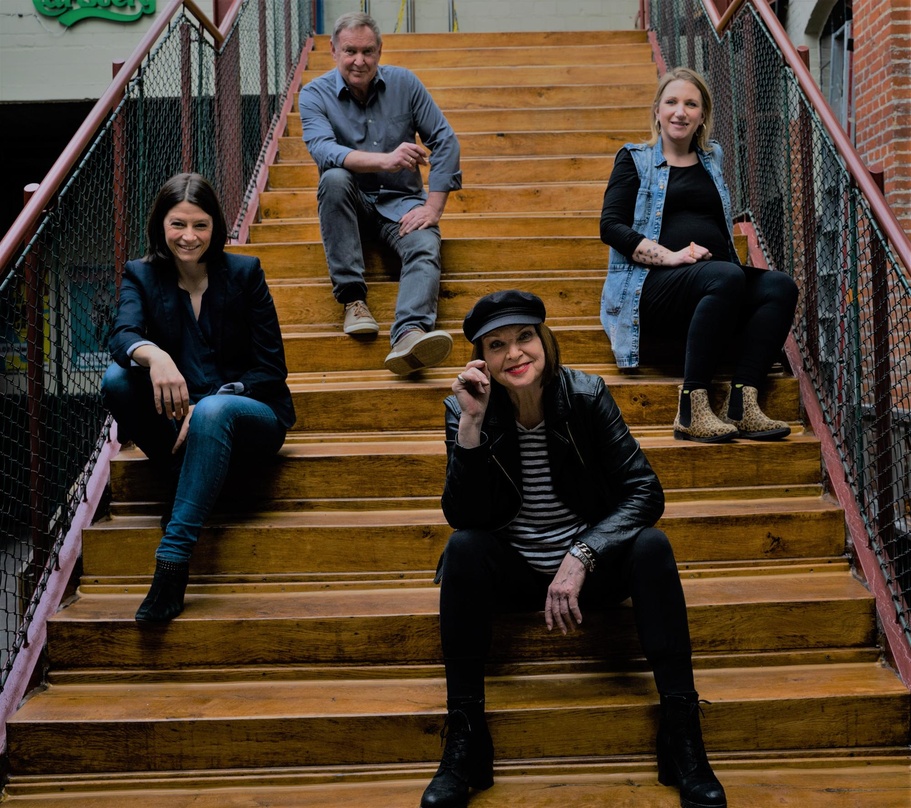 Wieder bei Edel: Inga Rumpf (vorn) mit (von links) Anja Obersteller (earMusicI, Edel), Andreas Linke (Management Inga Rumpf) und Annika Kerner (earMusic, Edel)