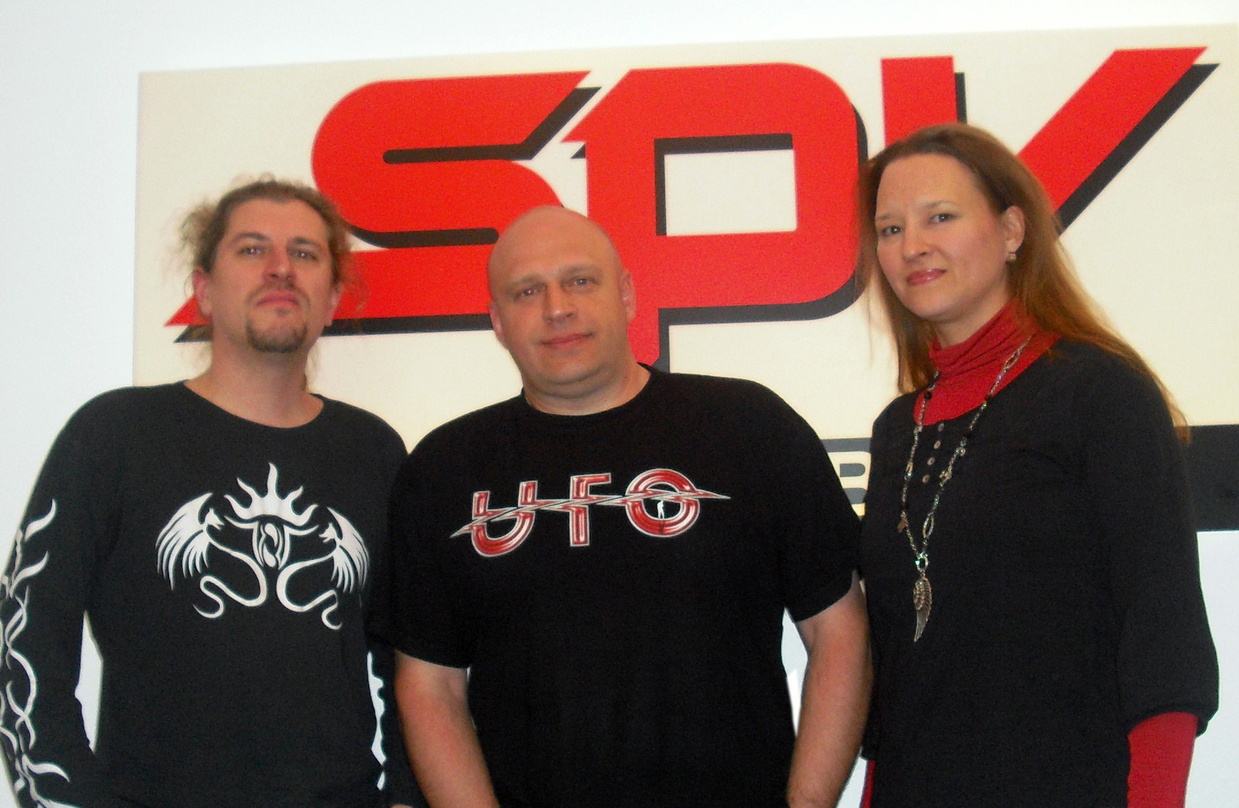 Neue Partner (von links): Edenbridge-Gitarrist Lanvall, Olly Hahn (A&R Steamhammer) und Sabine Edelsbacher (Sängerin Edenbridge)