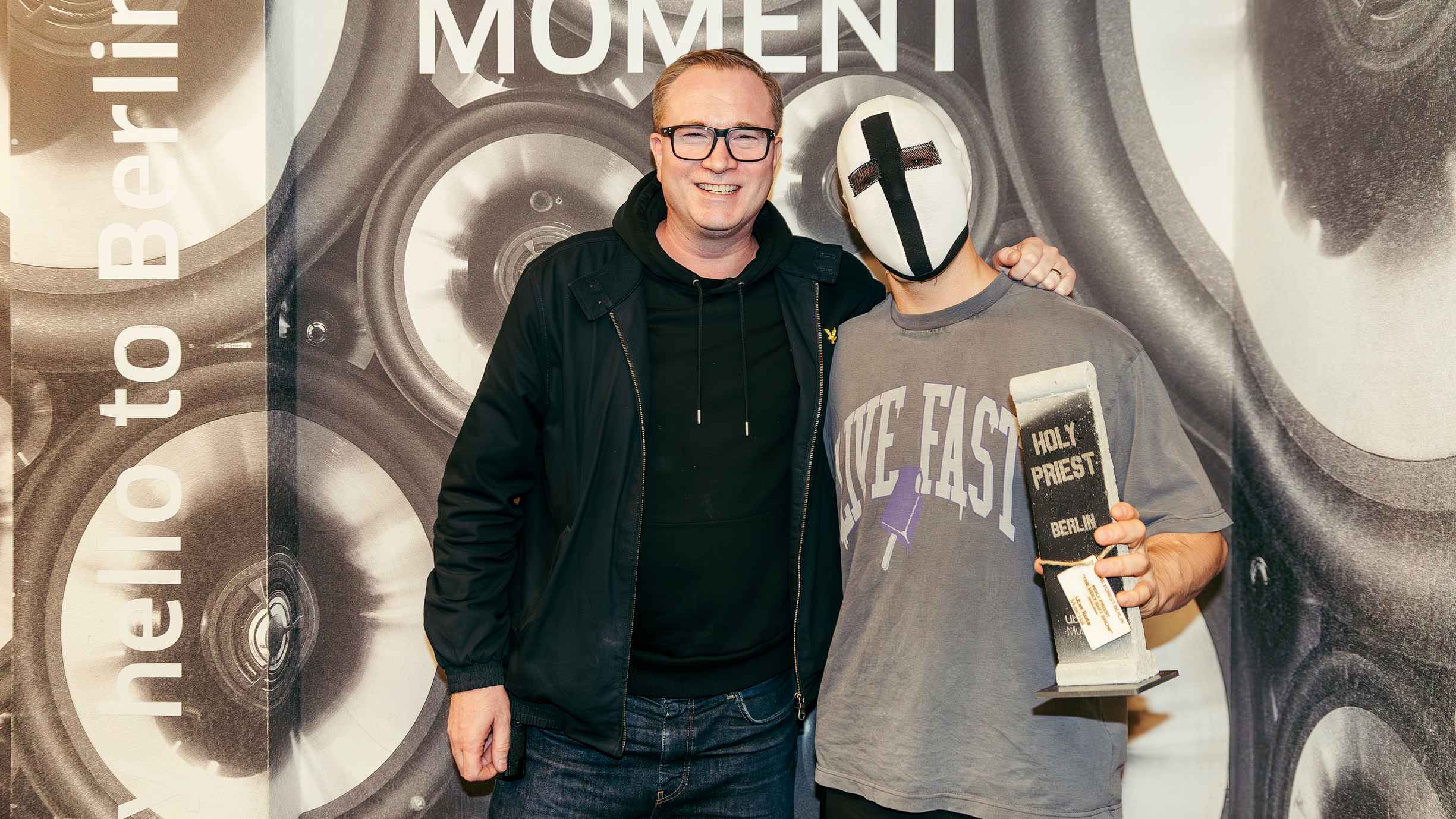 Mit der grauen Trophäe: Dirk Dreyer (General Manager Uber Eats Music Hall, links) und Holy Priest.