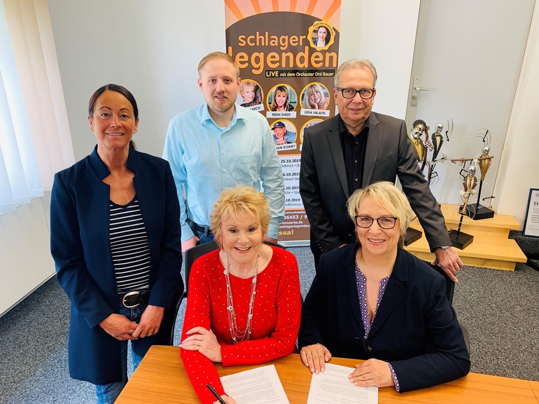 a73b13944e2634aa59459403bb3f014732e6ac489adde3fd1e5b64ef7c97b9c2 Neue Partner: Peggy March (vorn, links) mit ihrem Team