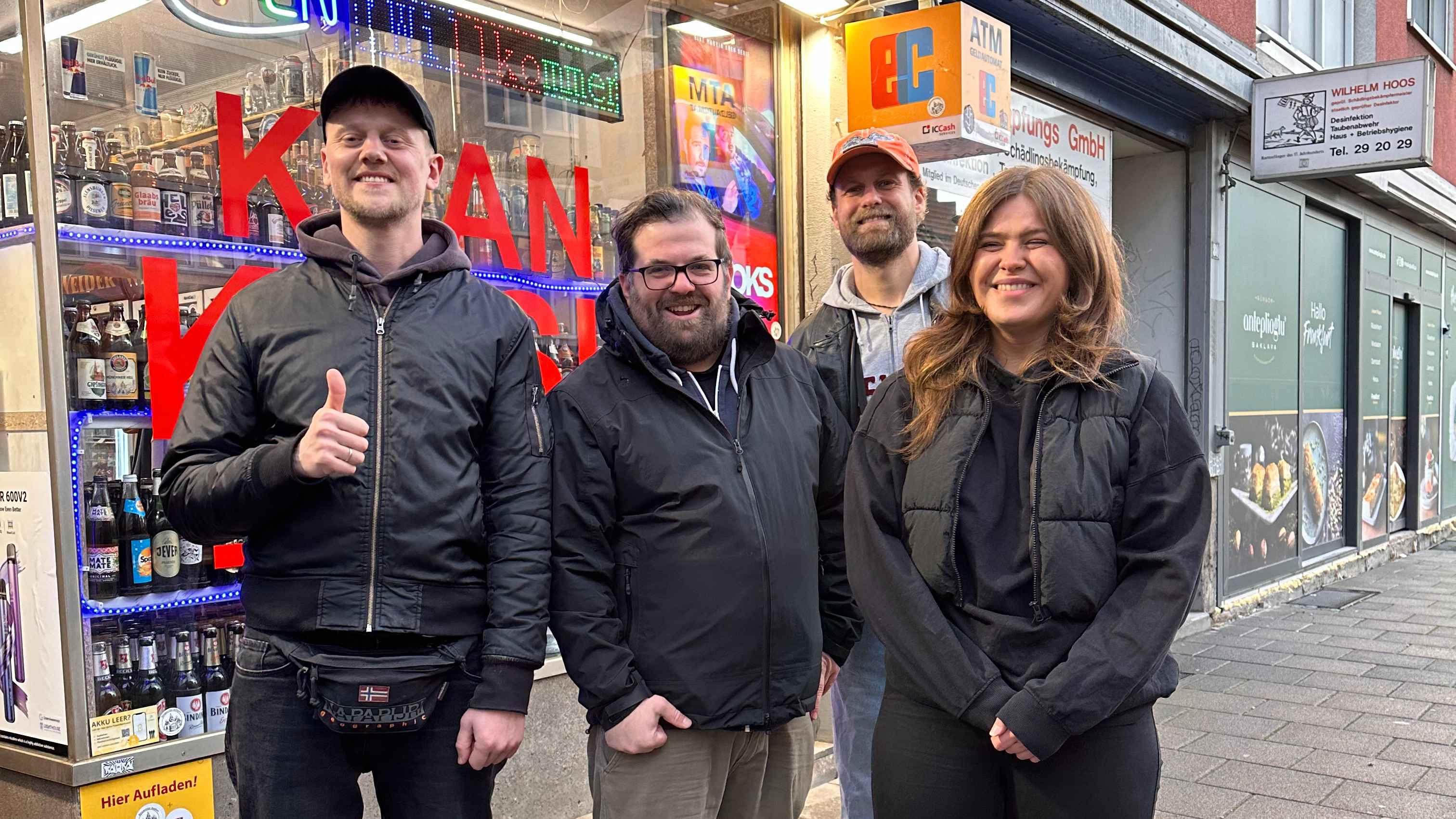 Besiegelten die Zusammenarbeit vor dem Frankfurter Khan Kiosk (von links): MadFred (Mehnersmoos), Hendrik Czaster (Geschäftsführer Contra), Maydn (Mehnersmoos) und Jana A. Hauser (Manageme...