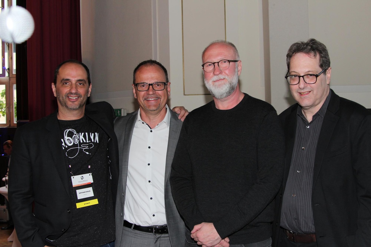 Auf der Bühne im Meistersaal (von links): Bryan Ekus (Making Vinyl), Michael Hosp (kdg), Bob Mould und Larry Jaffee (Making Vinyl)