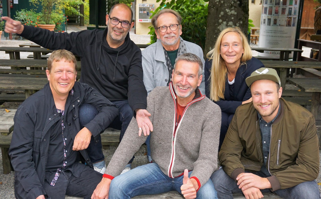 Freuten sich über den Vertragsabschluss: Hannes Ringlstetter (hinten, links) mit Management-Parter und dem Team von F.A.M.E.