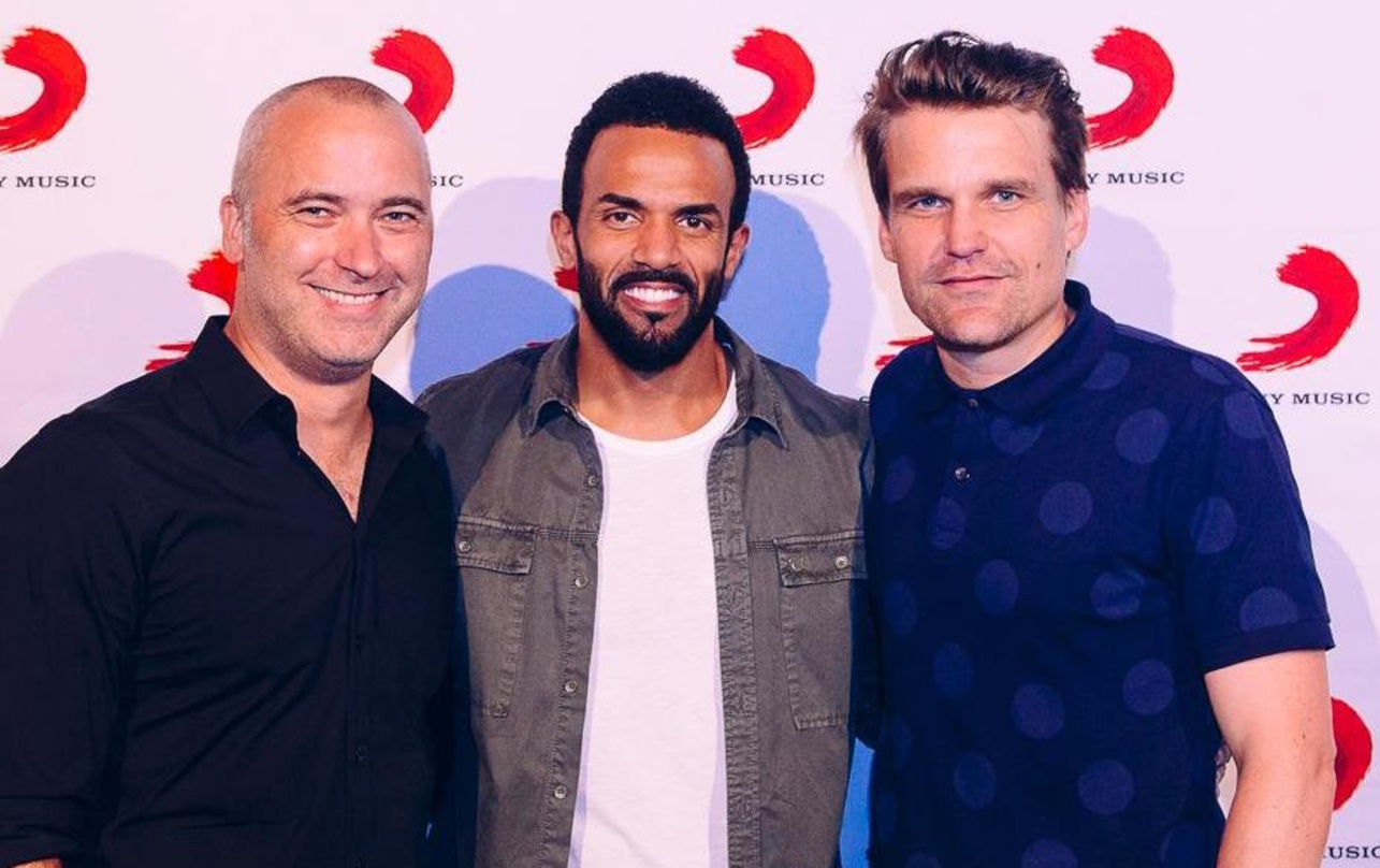 Trafen sich im Ampere in München: Stefan Goebel (Senior Vice President International GSA Sony Music Entertainment), Craig David und Philip Ginthör (CEO Sony Music Entertainment GSA) ...