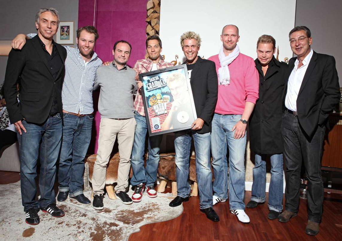 Bei der Platin-Verleihung (v.l.n.r.): Stefan Ellerhorst (Autor), Benjamin Wahlert (Senior Product Manager Universal Music Domestic Pop), Meikel Giersemehl (RTL), Frank Engel (Head Of Marke...