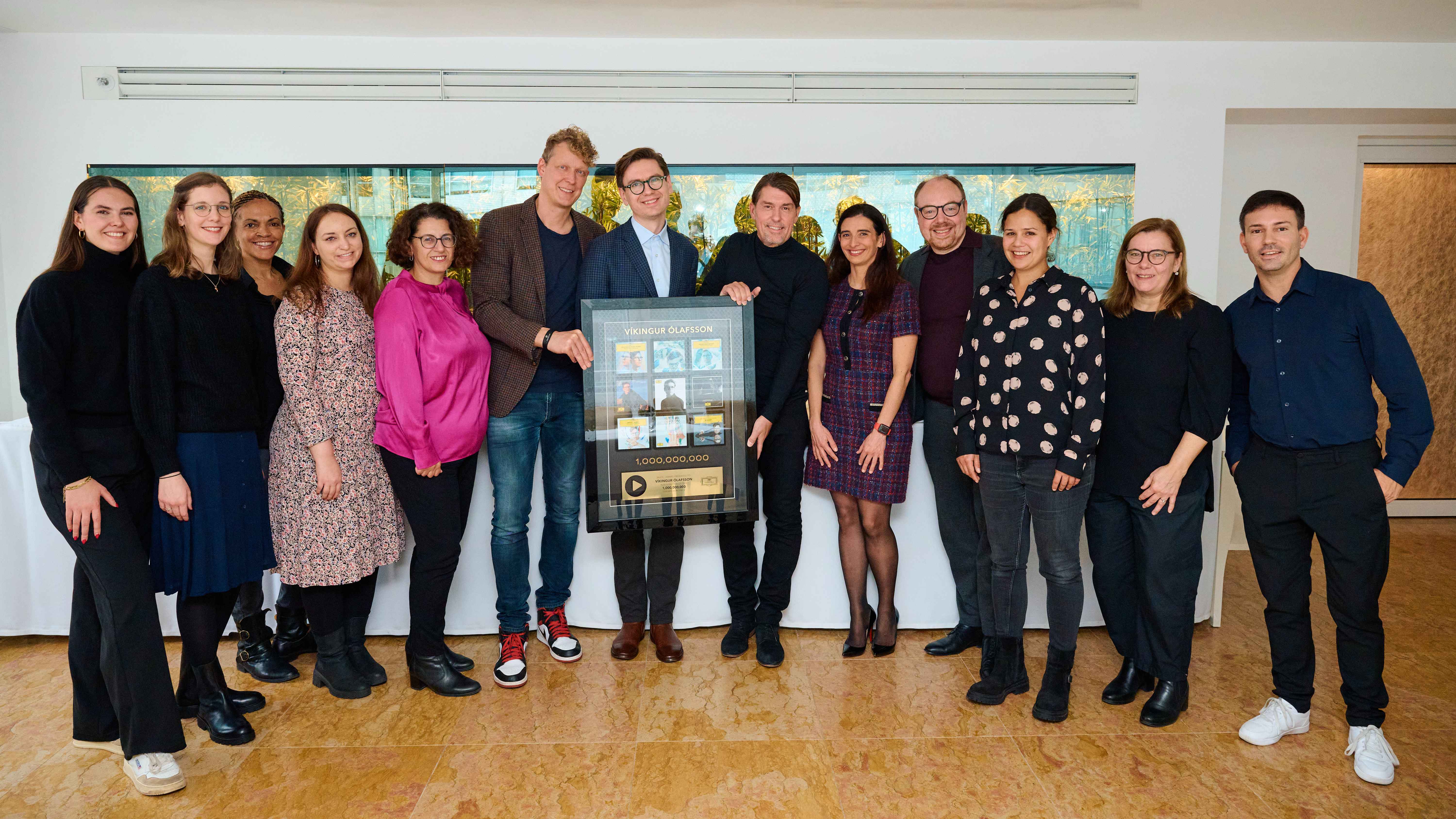 Im Bild: das Team der DG (von links) mit Estelle Werner, Constanze Busch, Bisseh Akamé, Nicole Maurer, Kleopatra Sofroniou, Christian Badzura, Víkingur Ólafsson, Marc Fritsch, Ariane Levy-...