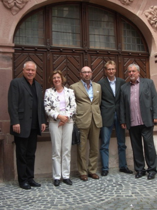 Trafen sich in Freiburg (v.l.n.r.): Reinhard Stephan, Gerda Stuchlik, Michael Haentjes, Bernhard G. Hofmann (künstlerischer Leiter J&RSF) und Jürgen Stark (Projektleiter SchoolTour)||Zum G...