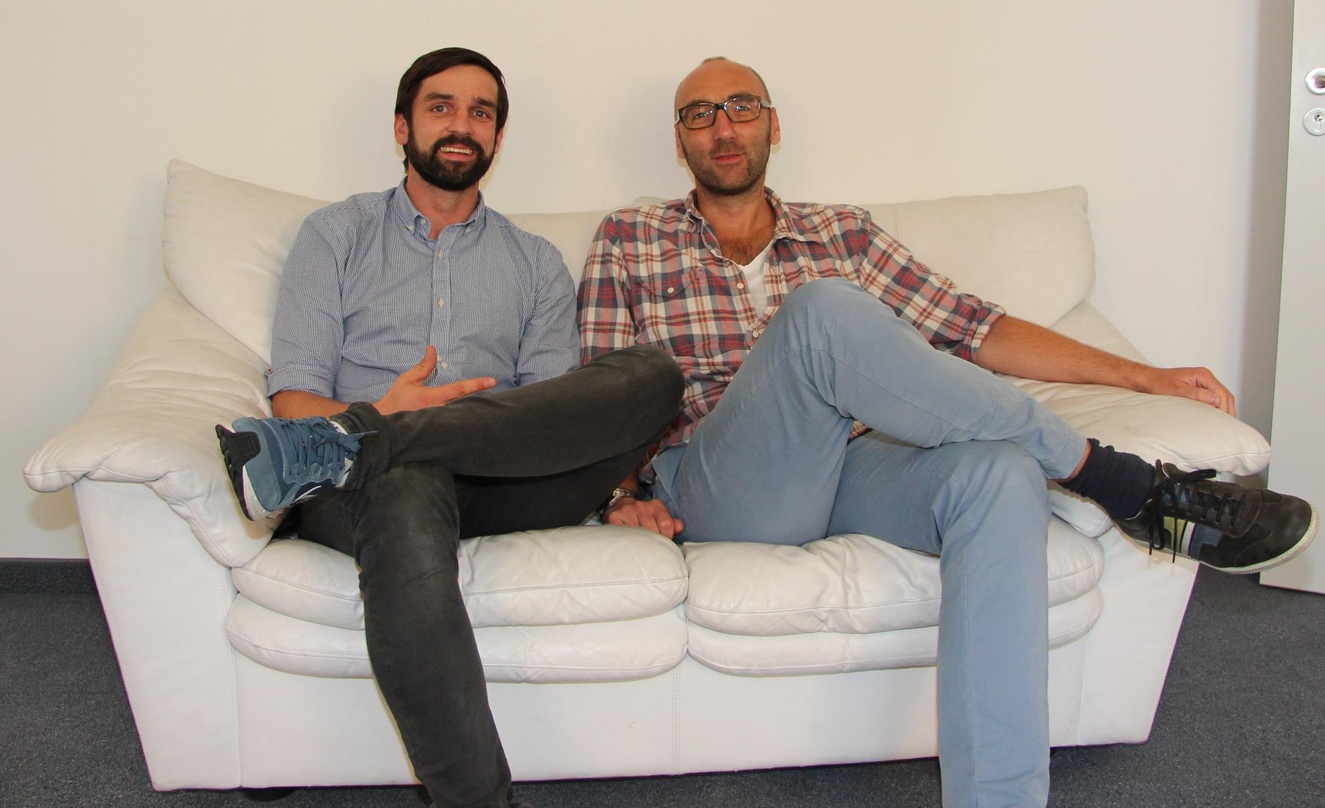 Zu Besuch auf der MusikWoche-Couch: Marcel Grobe (Head of PR & Communications Germany & CEE, links) mit Martin Richter