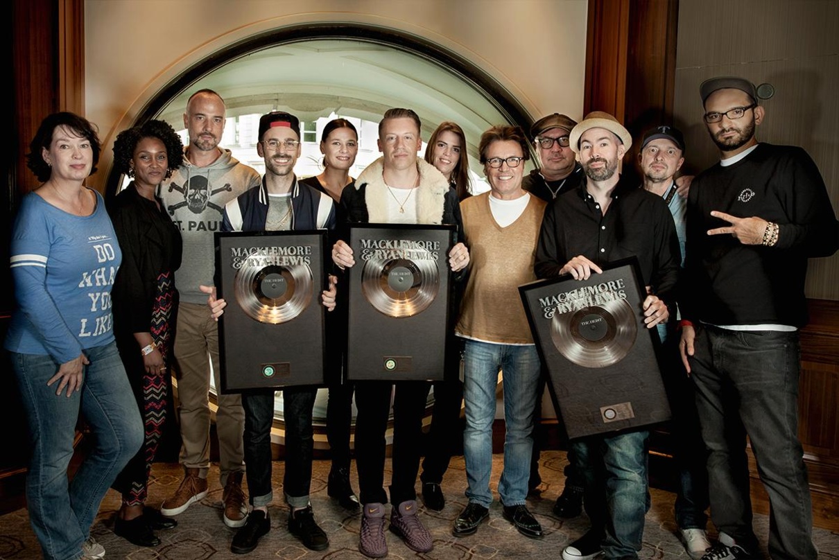 Bei der Platin-Verleihung (von links): Runa Liebe (Media Manager Radio), Feven Kiflom (Media Manager PR Urban/ Progressive), Axel Lünebach (Brand Manager International), Ryan Lewis, Doreen...