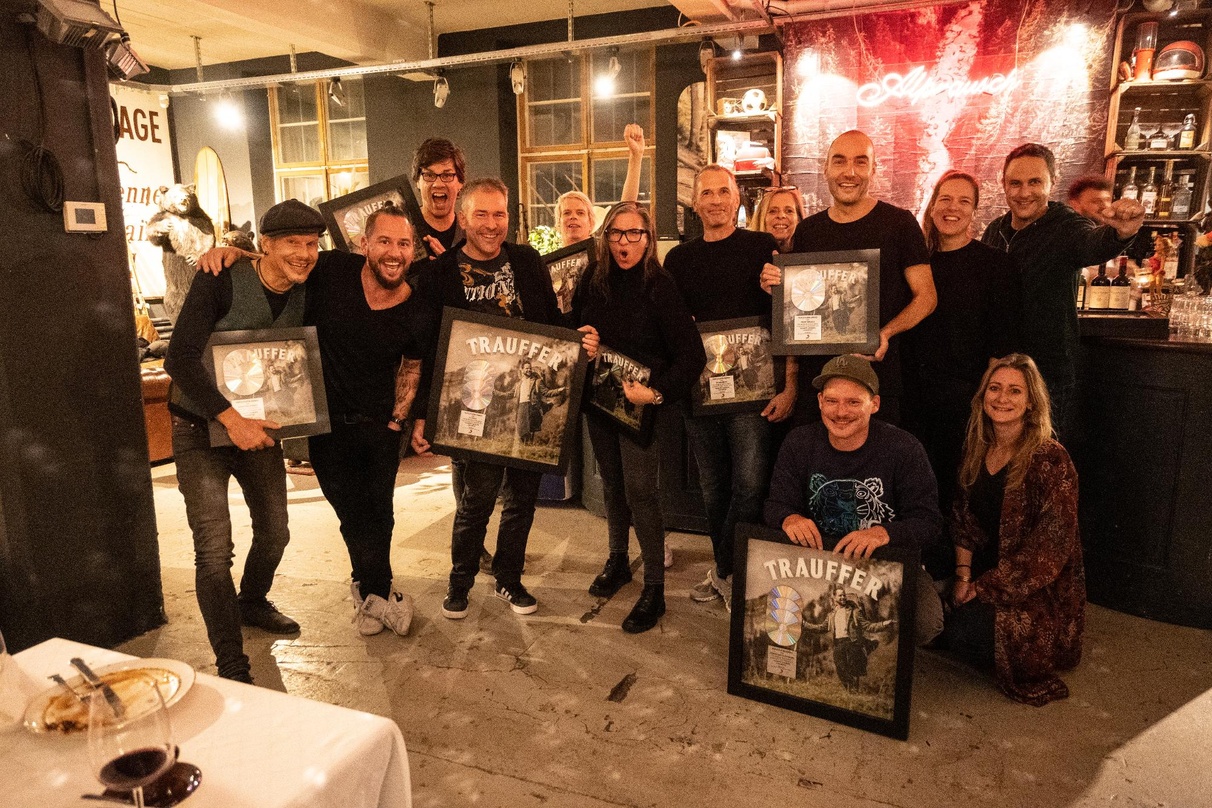 Zelebrierten Dreifach-Platin in Zürich: Trauffer (2. von links) und Partner:innen