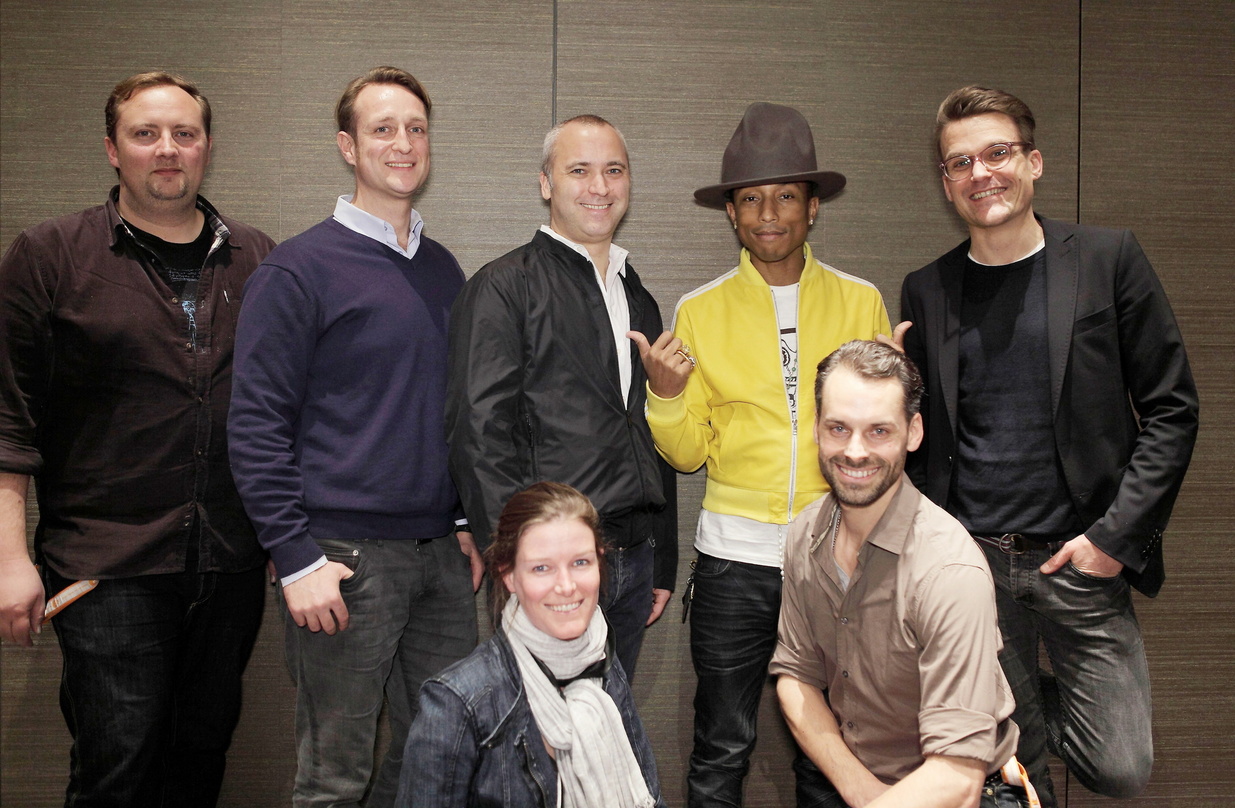Veröffentlichen in Kürze das erste gemeinsame Album: Pharrell Williams (stehend, 2. von rechts) und das Sony-Music-Team